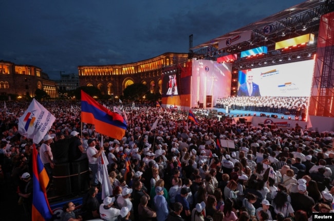 Mbështetësit e partisë opozitare Armenia e Fortë tubohen në kryeqytet, Jerevan.