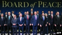 Бейбітшілік кеңесінің жиынында суретке түскен кеңеске мүше елдердің басшылары мен өкілдері. 19 ақпан 2026 жыл.