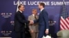 Američki potpredsjednik JD Vance sa načelnikom štaba pakistanske vojske Asimom Munirom, pored pakistanskog premijera Shehbaza Sharifa u odmaralištu Bergenstock 21. juna.