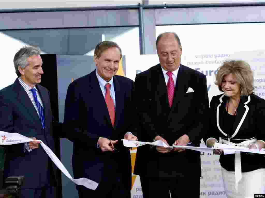 ლენტის გაჭრის ცერემონია - რადიო თავისუფალი ევროპა / რადიო თავისუფლების პრეზიდენტი ჯეფრი გედმინი, მაუწყებლობის მმართველთა საბჭოს წევრები სტივ სიმონსი, ჯეფრი ჰირშბერგი და ბლანკიტა კოლომი