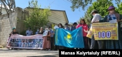 Акция протеста у консульства Китая в Алматы. Полиция остановила людей, требующих освободить их родственников в Китае и выпустить в Казахстан. 18 мая 2021 года.