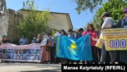 Полицейские отрезали путь протестующим к зданию консульства Китая. Алматы, 18 мая 2021 года.