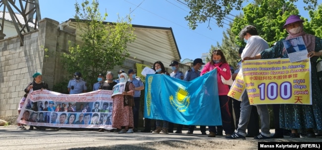 Шыңжаңдағы туыстарына араша сұрап, оларды Қазақстанға қайтаруды талап еткен адамдарды полиция Қытай консулдығына өткізбей ұстап тұр. Алматы, 18 мамыр 2021 жыл.