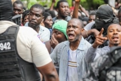 Толпа гаитянцев, недовольных общим ростом насилия, у дома убитого президента в Петьонвиле. 8 июля 2021 года