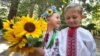 Milli geyimli Ukrayna uşaqları