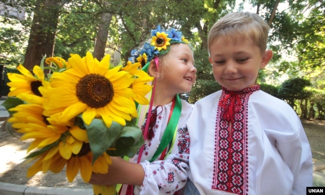 Крим, Ялта, 1 серпня 2013 року. Діти біля пам’ятника Лесі Українці. У цей день в Ялті пройшли заходи, присвячені 100-річчю з дня її смерті. Вони почалися акцією «Квіти до Лесі» біля пам'ятника поетесі. Пізніше в «Музеї Лесі Українки» пройшов День пам'яті «Ні! Я жива, я буду Вічно жити...»