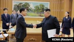 Lideri verikorean, Kim Jong Un takohet me Chung Eui-yong, këshilltar për siguri kombëtare i presidentit jugkorean. 6 mars, 2018