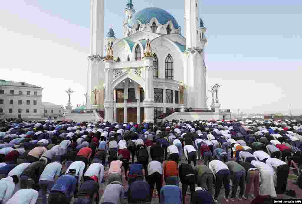 Молитва за Байрам в джамията Кул Шариф в Казан.