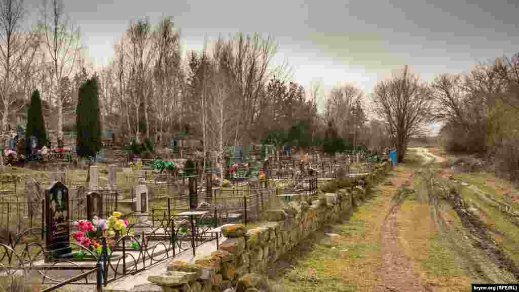 Сельское кладбище. На могильных памятниках немало польских имен