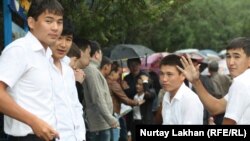 Выпускники школ после сдачи Единого национального тестирования. Алматы, 3 июня 2013 года.
