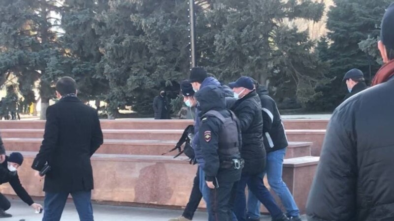 В Махачкале задержали более 40 человек на акции в поддержку Навального. Среди них - школьники