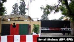 Privatno obezbeđenje ispred avganistanske ambasade u Islamabadu, 19. jul 2021.