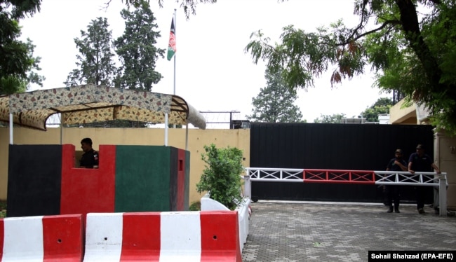 Rojet e sigurisë qëndrojnë jashtë Ambasadës afgane në Islamabad. (Fotografi nga arkivi)