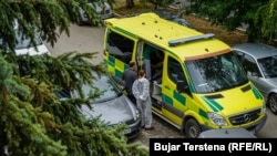 Një autoambulancë sjellë një pacient me COVID-19 në Klinikën Infektive të QKUK-së. Foto nga arkivi. 