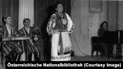 Узбекский ансамбль выступает на сцене концертного зала Мюзикферайн, ныне сцена Венского филармонического оркестра. 