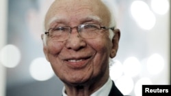 The Pakistani prime minister's foreign affairs adviser, Sartaj Aziz, opened the meeting, saying the main goal should be to convince the Taliban to come to the negotiating table and consider giving up violence. (file photo)