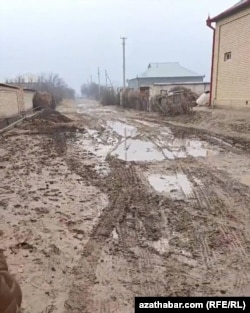 Ýagyşdan we gardan soň ýaramaz ýollar geçip bolmajak ýagdaýa düşýär. Mary, dekabr, 2025.