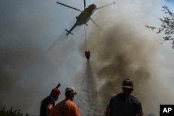 Un elicopter participă la stingerea incendiilor ce au devastat localitatea Sirtkoy, 1 august 2021.