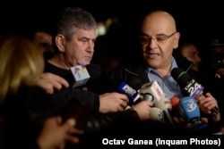 Raed Arafat (dreapta) și Gabriel Oprea, ministrul Internelor, pe 30 octombrie 2015 în seara tragediei din clubul Colectiv.