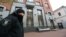 Представництво «Россострудничества» (будівля на фото) працює в Києві з 2007 року. Громадські активісти, націоналістичні і праворадикальні організації неодноразово заявляли про необхідність закриття цього відділення державної російської агенції