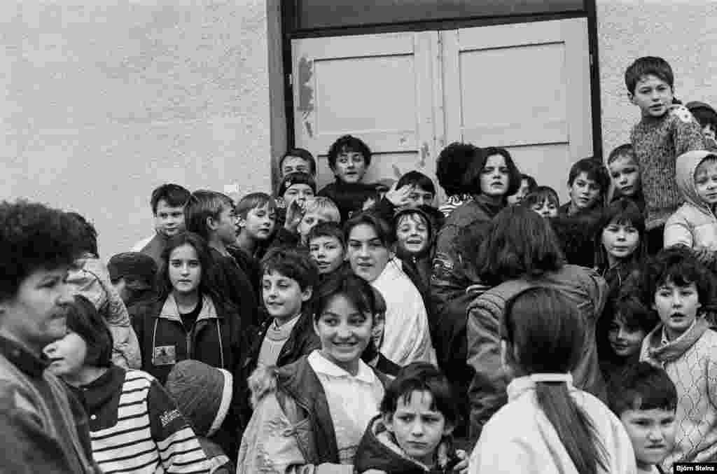 Stanovnici izbjegličkog kampa u Varaždinu, Hrvatska, u zimu 1992. godine. Dječak na slici lijevo (pored dječaka koji maše) je Elvis. &nbsp;