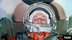 Первый космонавт Земли Юрий Алексеевич Гагарин. Кадр из фильма "10 лет космической эры"