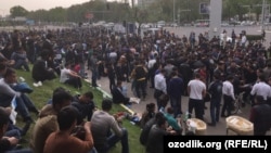 "Bunyodkor" stadioni oldida chipta kutayotgan futbol ishqibozlari