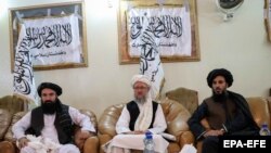 عبدالسلام حنفی معاون رئیس الوزرای حکومت طالبان (وسط)