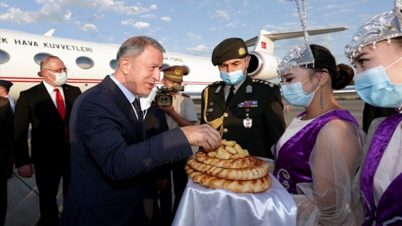 Түркиянын коргоо министри Хулуси Акар Бишкекке келди