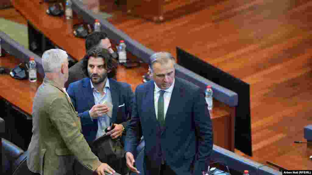 Deputeti Nezir Kraki dhe kolegët e tij nga koalicioni qeverisës gjatë seancës për zgjedhjen e presidentit. 