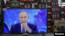 Пресконференція Путіна –з усіх екранів. Євпаторія. Окупований Крим. 17 грудня 2020 року