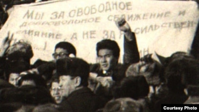 Жас қызды попуга алады