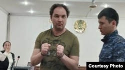 Гражданский активист Нуржан Сембаев в суде по его делу. Фото группы "NotExtremists"