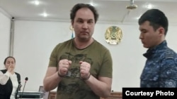Гражданский активист Нуржан Сембаев в суде по его делу. Фото группы NotExtremists