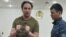 Қолы кісендеулі азаматтық белсенді Нұржан Сембаев сот залында тұр. ActivistsNotExtremists құқыққорғау тобы жариялаған фото