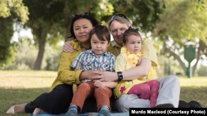 Екі қыз жігітпен бетпе-бет отырған онлайн порно