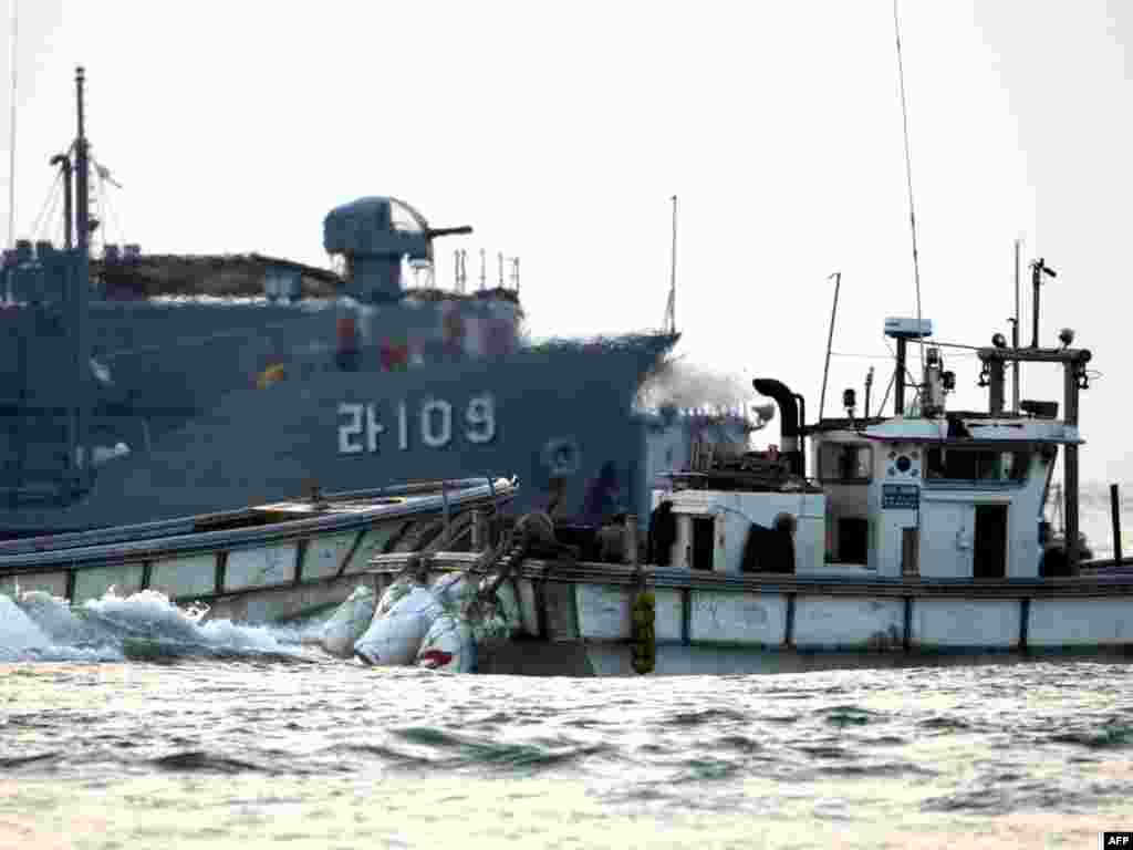 Južna Koreja - Napeto je - Mornarički brod Južne Koreje prolazi pored ribarskog čamca iz Sjeverne Koreje. Nakon što je Sjeverne Koreja izvršila probu atomske bombe i predstavila nove rakete situacija se u ovom dijelu svijeta vrlo iskomplicirala.