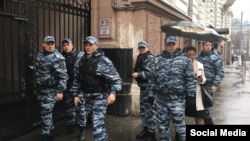 Обыск в офисе "Открытой России" в Москве в апреле 2017 года