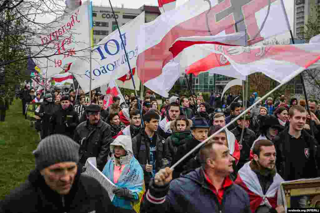 Удзельнік чарнобыльскага шэсьця, музыка Зьміцер Вайцюшкевіч згадаў, што сам у&nbsp;1986 годзе трапіў пад дождж якраз у&nbsp;дні чарнобыльскай катастрофы.&nbsp;