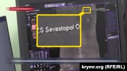 Стопкадр с фиксацией надписи «Севастополь» на экране монитора томографа