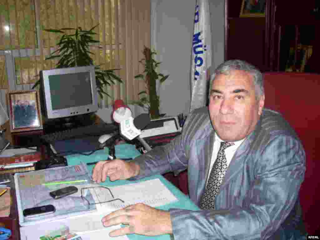 Müasir Müsavat Partiyasının qərargahına səkilərdəki gölməçələr üzündən yaxınlaşmaq çətinlik yaratsa da, payız yağışında bir az islanandan sonra binaya daxil ola bildik. Ramazan bayramı olmasına baxmayaraq, qərargahda qızğın iş gedirdi. «Müasir Müsavat»ın seçki qərargahı partiyanın iki mərtəbəli binasında yerləşir. Hafiz Hacıyev binanın ikinci mərtəbəsində, divarlarında rəqibi, hazırkı prezident İlham Əliyevin şəkilləri asılmış bir otaqda oturur...