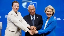 له ښي لوري: د اروپايي ټولنې د کمېشن مشره اورسولا فن دېر لېین، د ټولنې د شورا مشر انتونیو کوستا او د ډنمارک وزیراعظمه مېټا فرېدرېکسن د ډېسېمبر پر ۱۹مه تر سرمشریزې وروسته د خبري غونډې پر مهال یو بل ته لاس ورکوي.