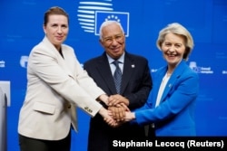 Прем'єрка Данії Метте Фредеріксен, президент Європейської ради Антоніу Кошта та очільниця Єврокомісії Урсула фон дер Ляєн після саміту лідерів Європейського Союзу в Брюсселі, Бельгія, 19 грудня 2025 року