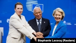 Премьер-министр Дании Метте Фредериксен, председатель Европейского совета Антониу Кошта и глава Европейской комиссии Урсула фон дер Ляйен в Брюсселе, Бельгия, 19 декабря 2025 года