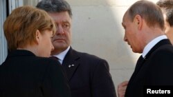 Петро Порошенко, Анґела Меркель і Володимир Путін сьогодні у Франції