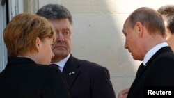 Президент України Петро Порошенко, президент Росії Володимир Путін (праворуч) і канцлер Німеччини Анґела Меркель, Франція, 6 червня 2014 року