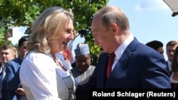 Karin Kneissl külügyminisztert táncoltatja Vlagyimir Putyin orosz elnök előbbi esküvőjén, az ausztriai Gamlitzban, 2018. augusztus 18-án.