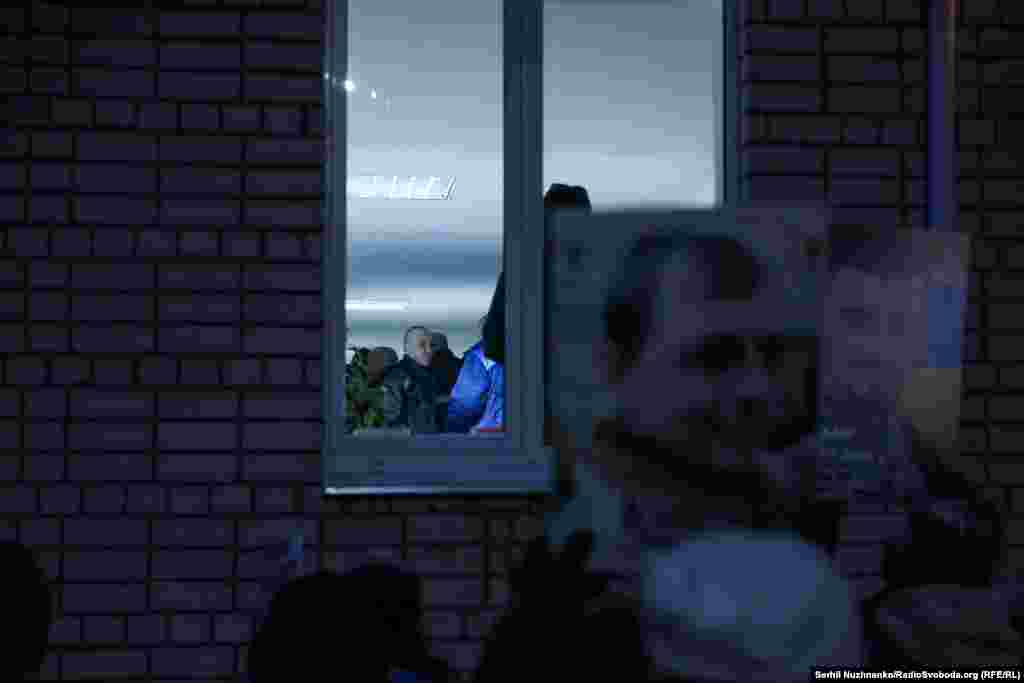 Рідні українських захисників, які перебувають у російському полоні, показують фото своїх близьких, маючи надію отримати про них звістку