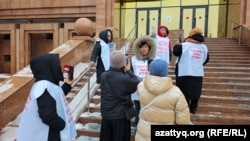 Әскерде қаза тапқан я мүгедек болып қалған сарбаздардың туыстары биліктен армияны реформалауды талап етіп, үкімет үйіне келіп тұр. Астана, 10 қараша, 2025 жыл.