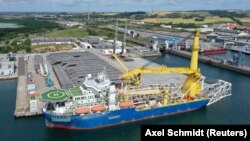 Російське судно-трубоукладальник «Академік Черський» у німнцькому порту Мукран в очікуванні дозволу на добудову останньої ділянки газопроводу «Північний потік-2», липень 2020 року